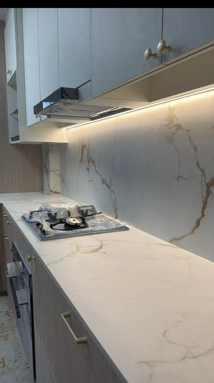Completed kitchen with gold-veined sintered stone countertop and backsplash